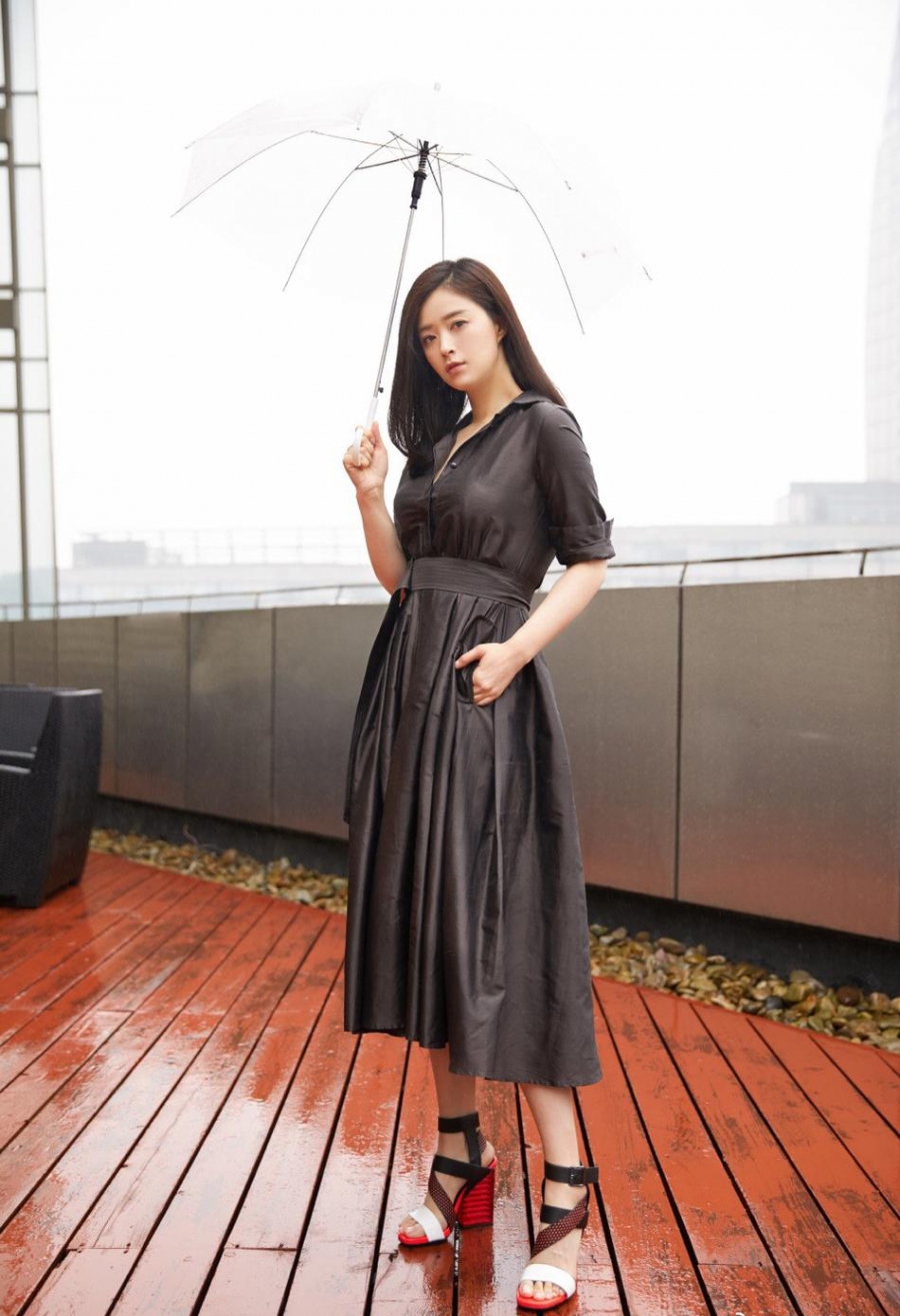 美女明星蒋欣手拿透明雨伞文艺时尚写真图片第4张