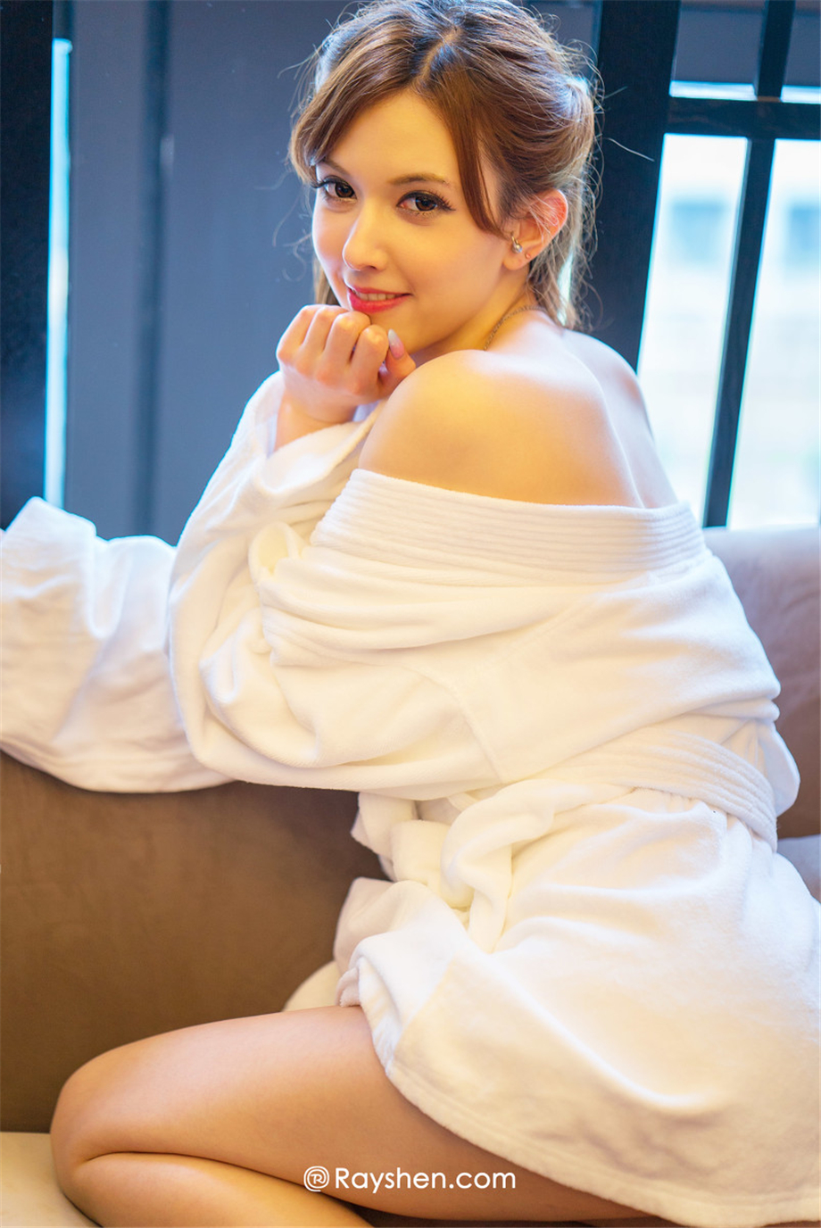 日本混血美女泷泽萝拉诱人浴袍摄影写真图片第1张