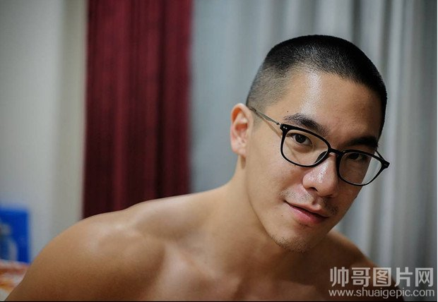 帅气的中国男模精瘦性感艺术写真第2张