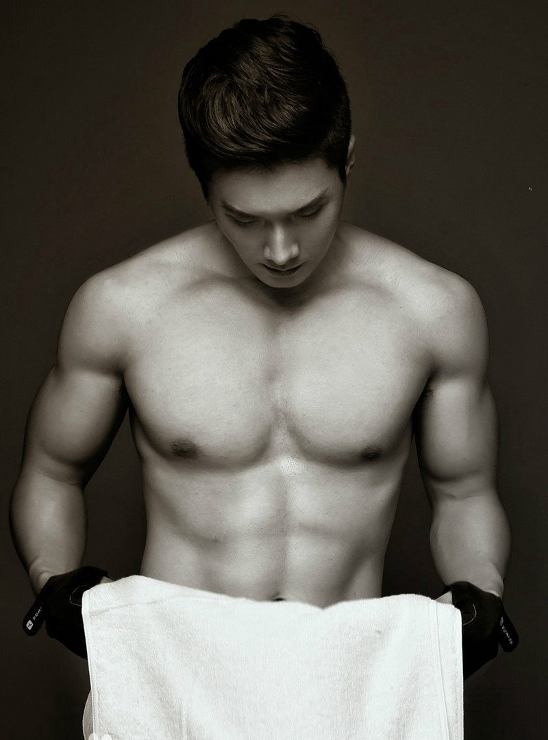 健身的亚洲帅哥健壮的肌肉发达的胸肌腹肌性感迷人写真图片第12张