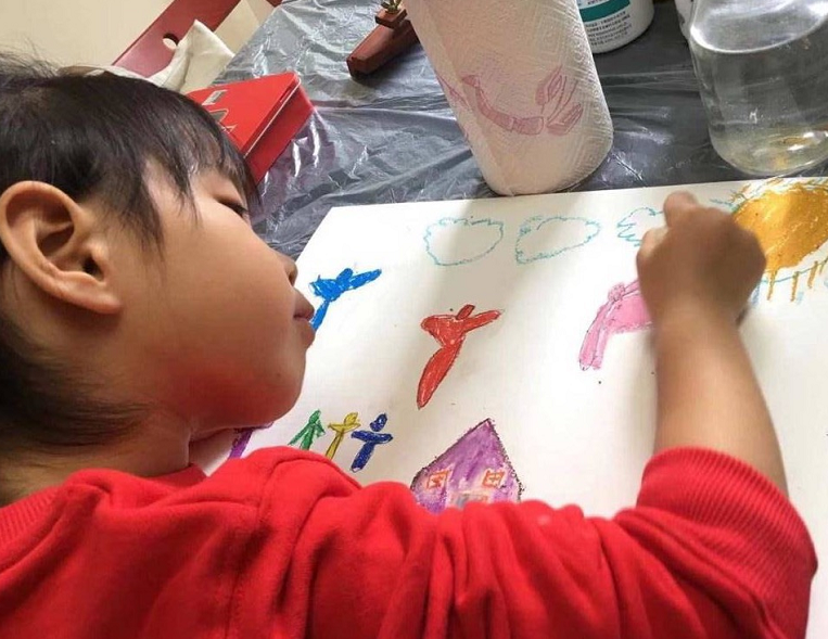 黄奕携5岁女儿出席慈善活动，拍卖母女画作，却被喷摆拍作秀？