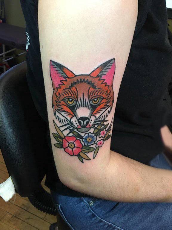 时尚可爱的女生手臂狐狸纹身图案写真第2张