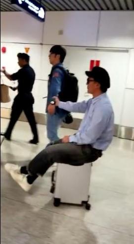 陈奕迅机场坐行李箱，脚不沾地被拉行，网友：你才三岁吧！