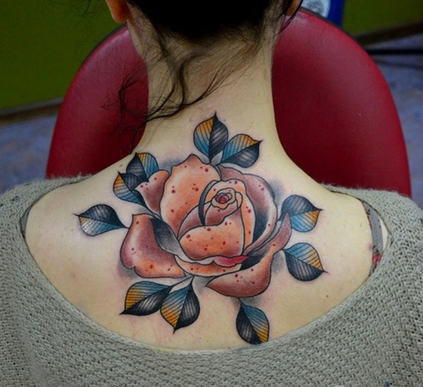 美女后颈玫瑰花纹身图案第1张
