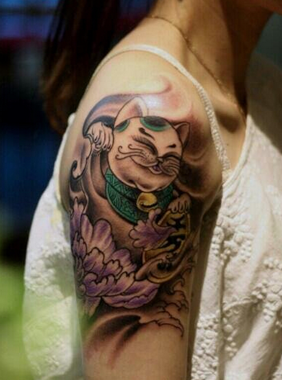 美女手臂招财猫纹身图片第1张
