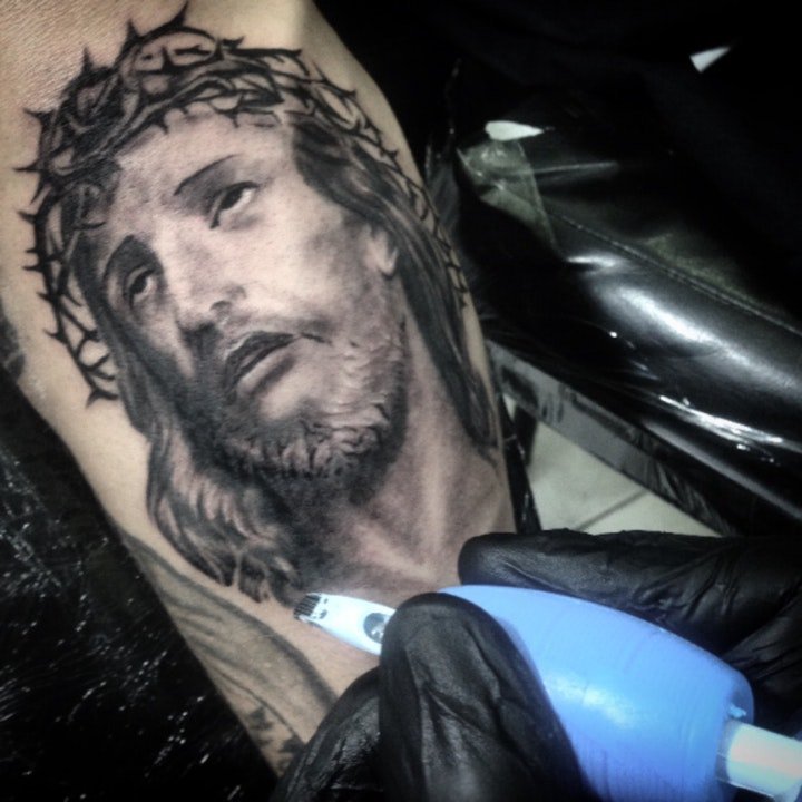手臂十字架耶稣纹身图片第1张