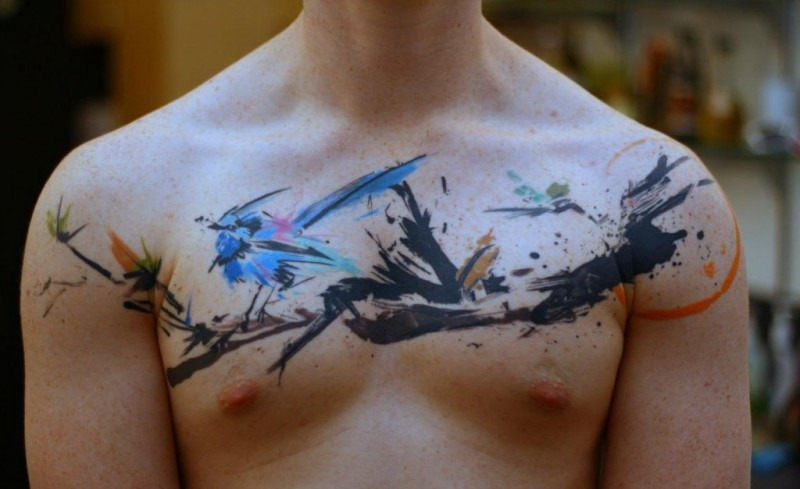 男人胸口水墨鸟纹身图案第1张