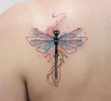 美女后背蜻蜓小纹身图案第1张