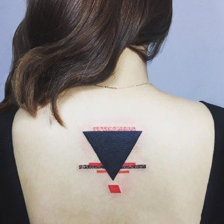 美女后背三角形图案的纹身图片第1张