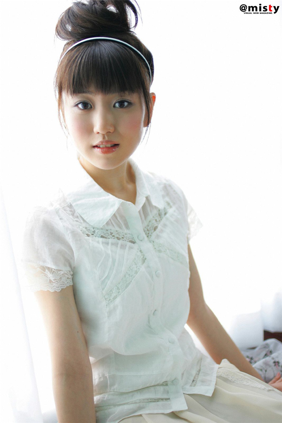 气质清纯的日本美女中村知世白色长裙写真图片第2张