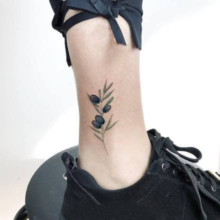 帅哥脚踝植物纹身图片第1张
