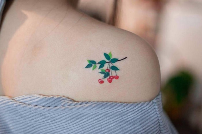 美女肩膀红色小果子纹身图片第1张