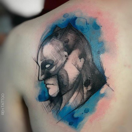 美女后背蝙蝠侠纹身图片第1张