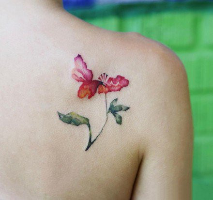 美女肩膀蔷薇纹身图案第1张