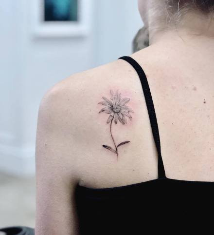 美女肩膀纹身向日葵的图片第1张