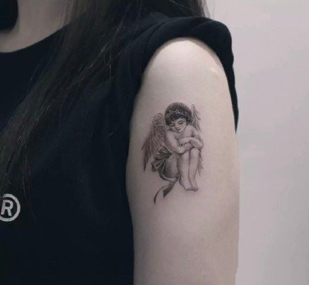 清纯美女手臂小天使纹身图片第1张