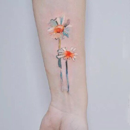 美女手臂白色菊花纹身图片第1张