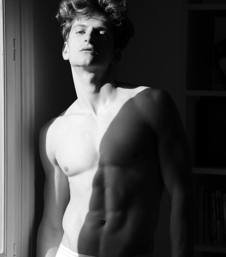 欧美年轻男模特帅哥性感黑白摄影写真照片第6张