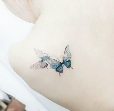 美女肩膀上纹身蝴蝶图片第1张
