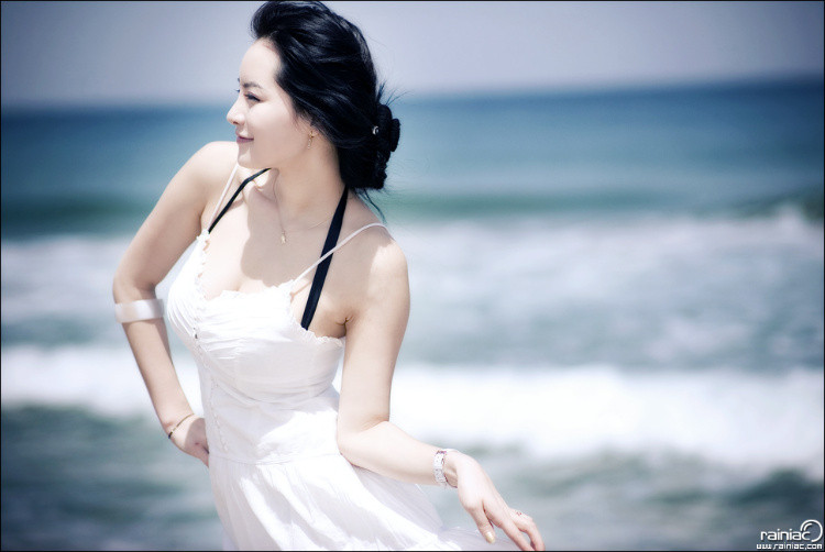 性感巨乳韩国美女林智惠海边外拍写真图片第3张
