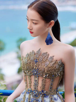 戛纳电影节郑秀妍，关晓彤在一众女星中脱颖而出，靠裙子选得好