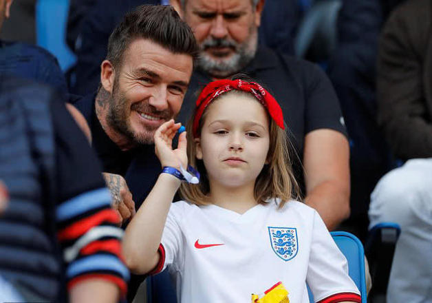 贝克汉姆带女儿观战女足世界杯 嘴对嘴亲吻七公主惹争议