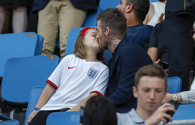 贝克汉姆带女儿观战女足世界杯 嘴对嘴亲吻七公主惹争议