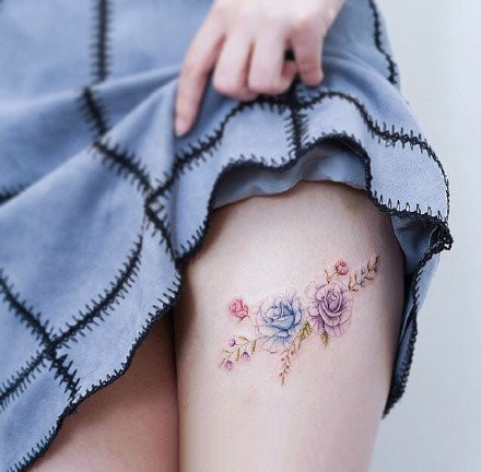 女生大腿玫瑰纹身图案第1张