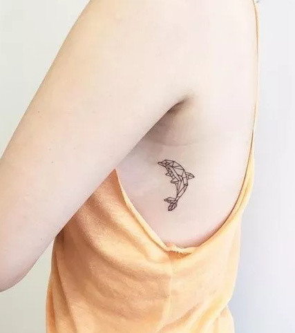 美女侧肋海豚小纹身图片第1张