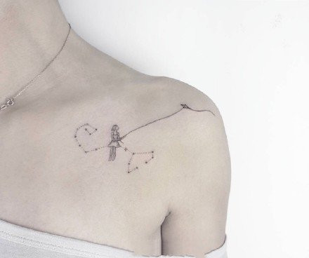 女性肩膀纹身图片第1张