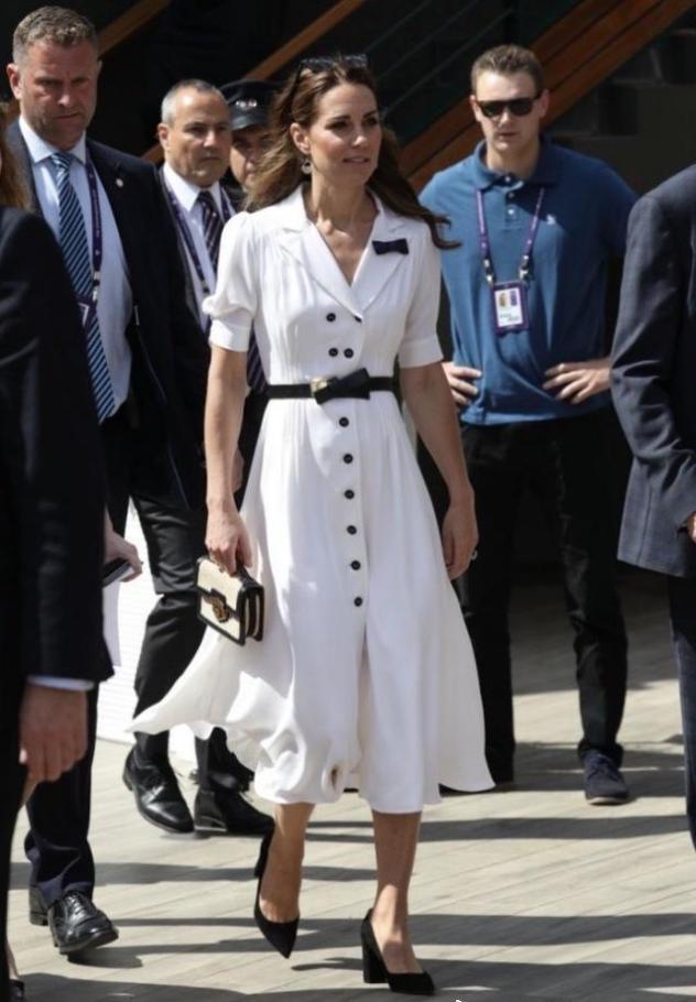 你看你看，凯特王妃的鞋在偷偷地变！原来它才是更显腿长的优雅款