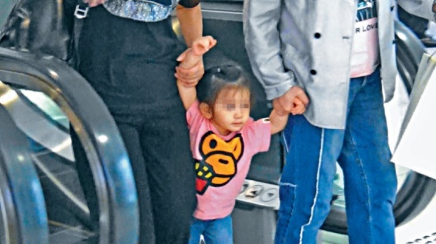 郭富城2岁女儿正脸曝光像极爸妈，活泼乱跳也很听外婆的话