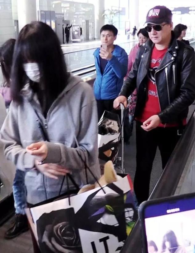郑爽与妈妈现身机场，在室内打伞疑似防偷拍，引发争议