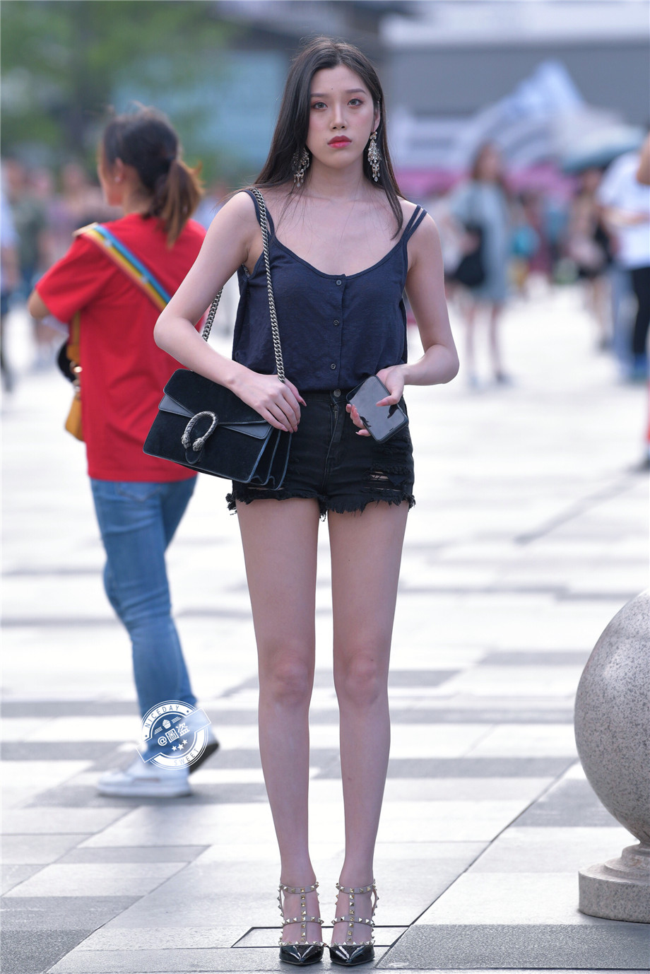 夏季街拍超短裤美女图片第1张