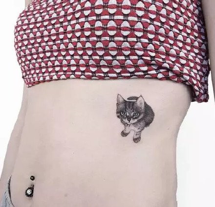美女侧肋小猫咪纹身图片第1张