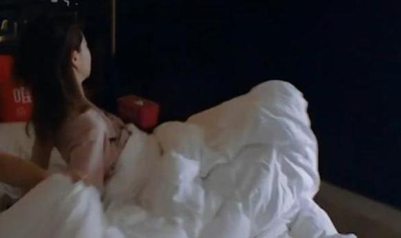 戚薇李承铉相拥而睡，戚薇在镜头下却掀被子下床，网友：无法直视！