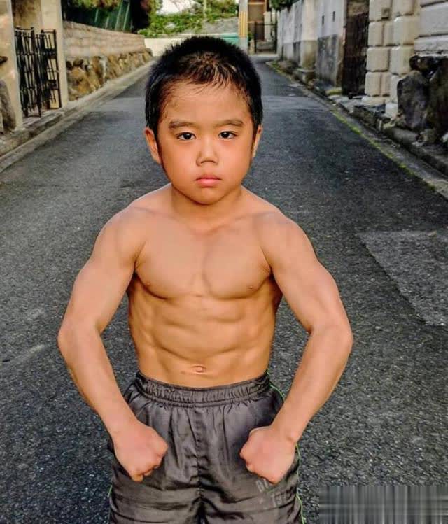 李小龙忠实铁粉，年仅9岁拥有六块腹肌，被称为“史上最强男孩”