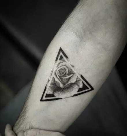 手臂三角形玫瑰花纹身图案第1张