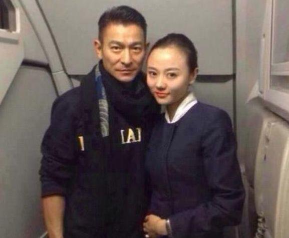 明星与空姐合照，巩俐性感，刘亦菲被抢镜，就服成龙