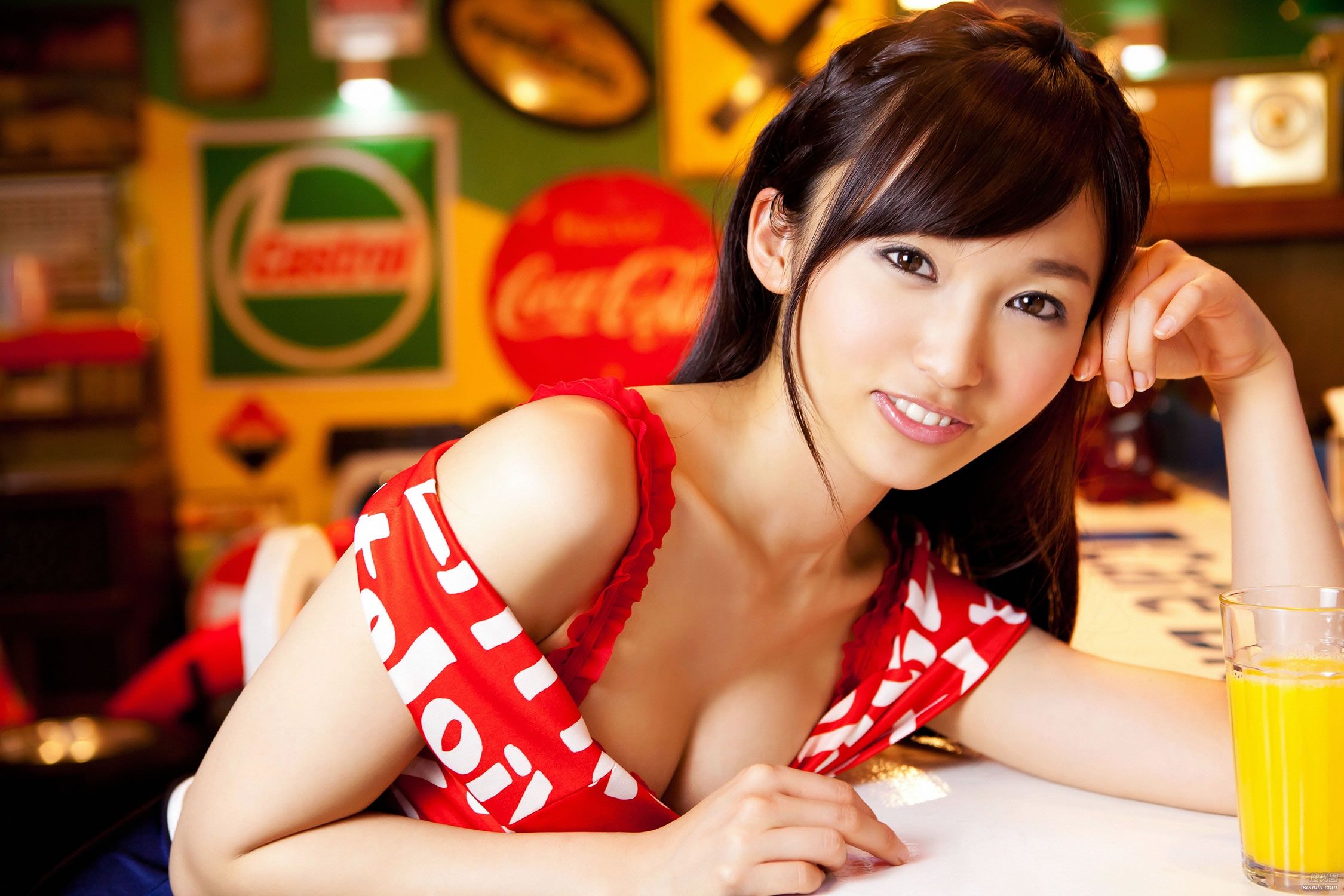 日本可爱美女吉木梨纱露肩红衣短裙写真图片第1张