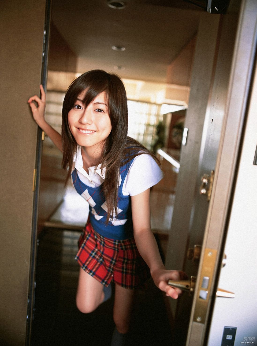 日本清纯小美女杉本有美性感校裙外拍写真图片第1张