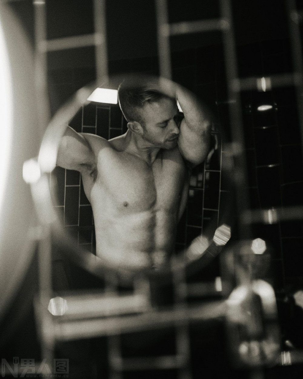 性感欧美肌肉型男帅哥同志复古黑白滤镜写真第1张