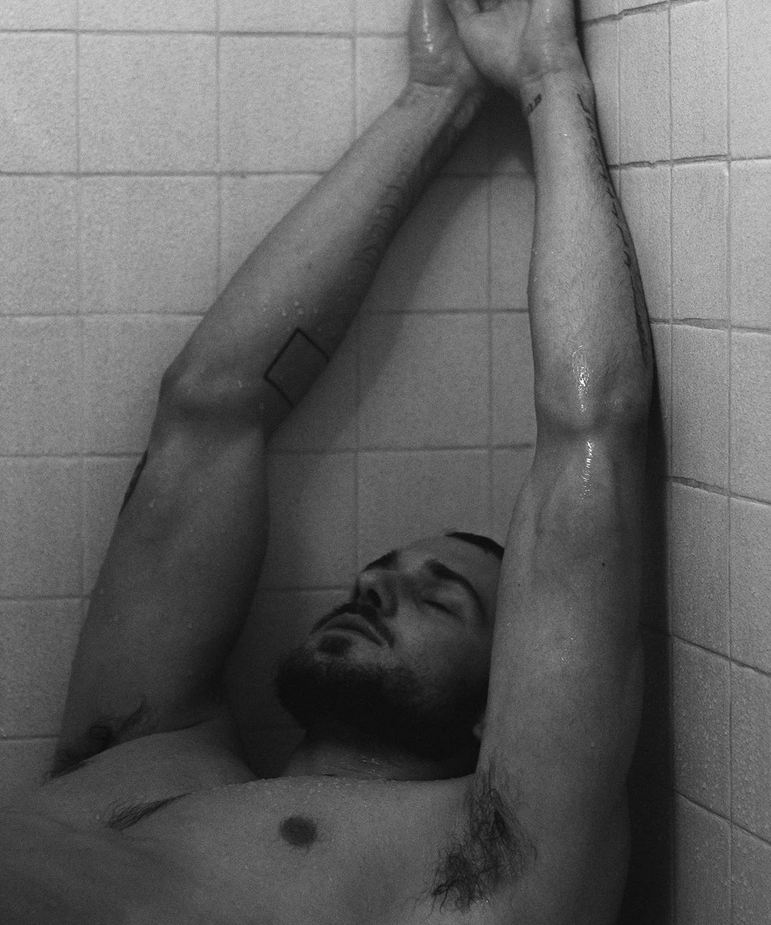 英国帅哥型男洗澡图片无遮挡第1张