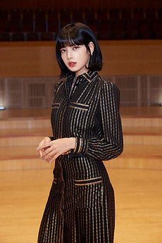 BLACKPINK美女成员Lisa性感条纹长裙时尚写真图片