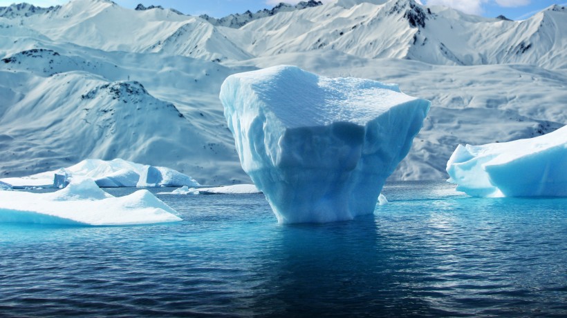 唯美壮观的冰山高清风景壁纸图片第2张