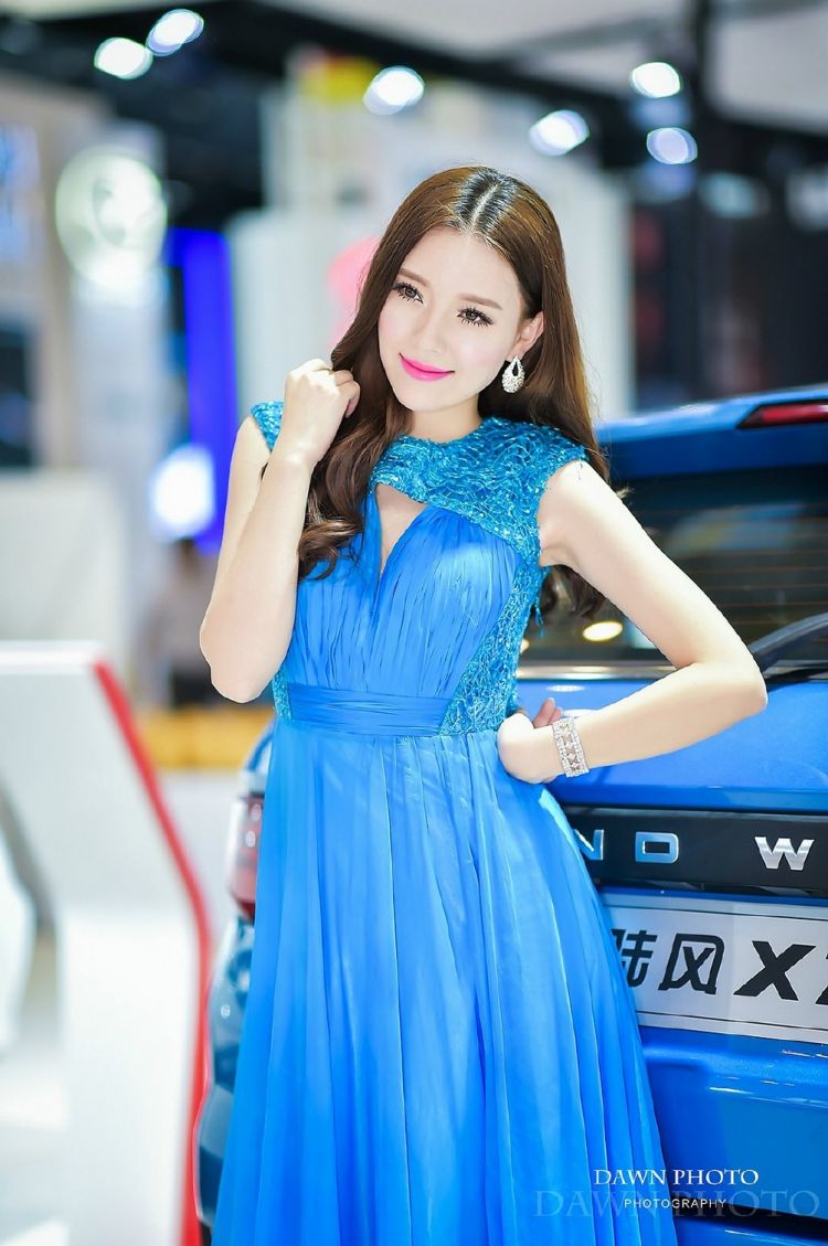 温婉优雅迷人的蓝色长裙美女车模活动现场写真图片第8张
