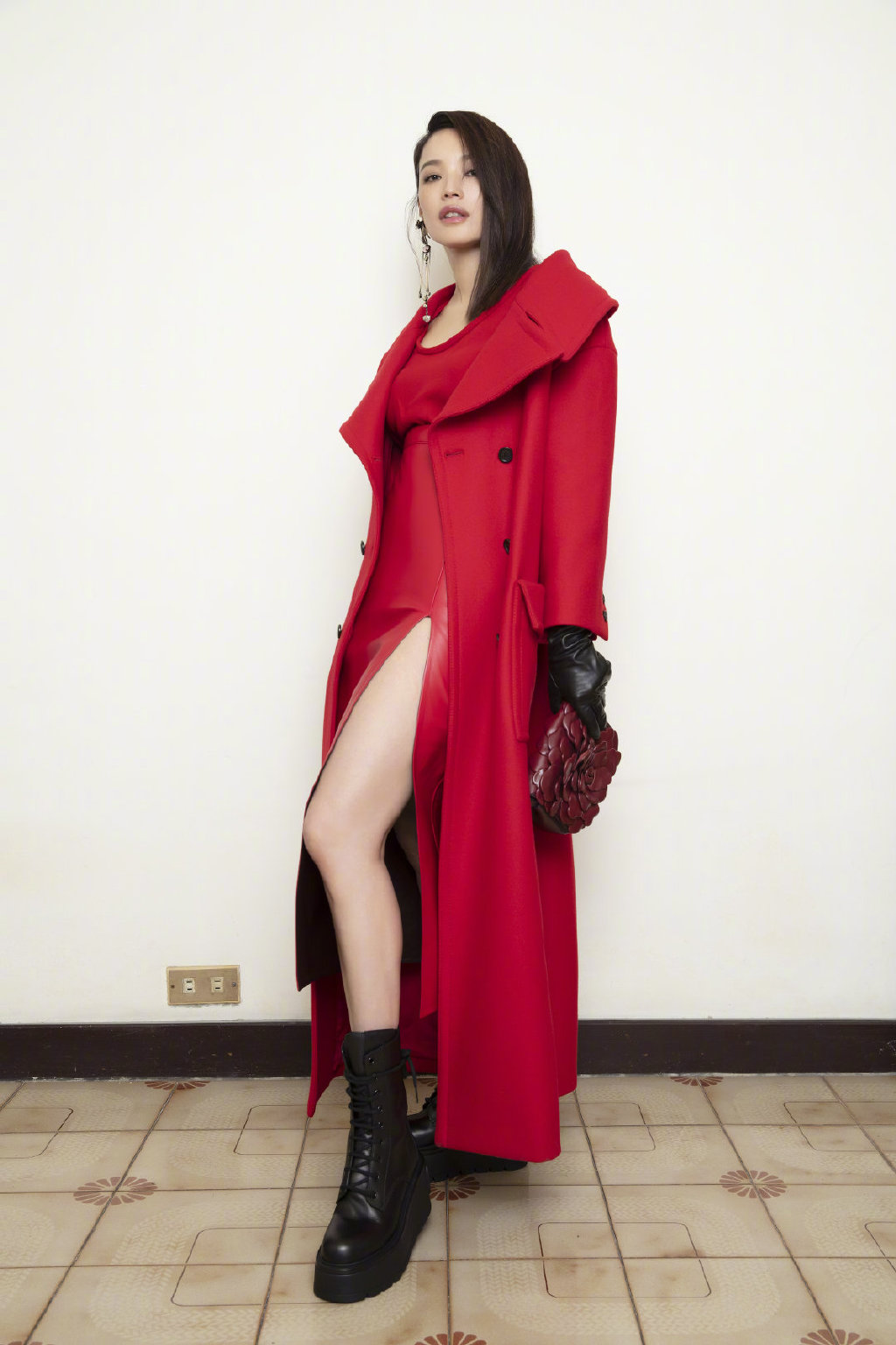 美女明星舒淇红色大衣性感冷艳广告写真图片大全第1张