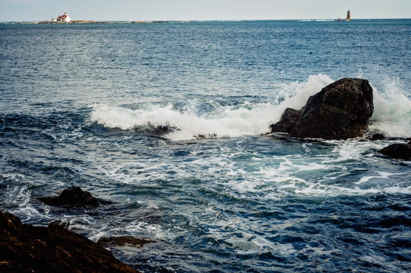 波涛汹涌的海浪拍打在礁石上的风景壁纸图片第3张
