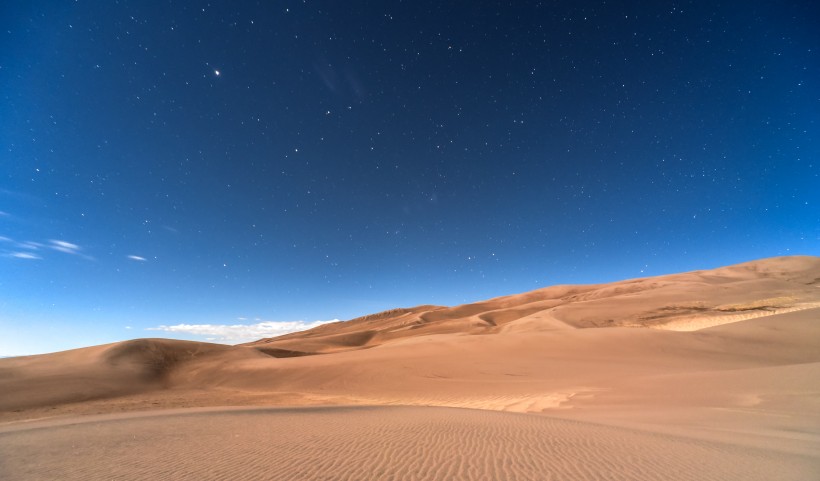 在荒凉沙漠上行走的风景高清手机壁纸图片第7张