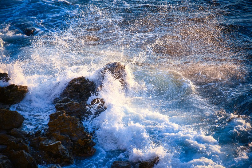 波涛汹涌的海浪拍打在礁石上的风景壁纸图片第11张